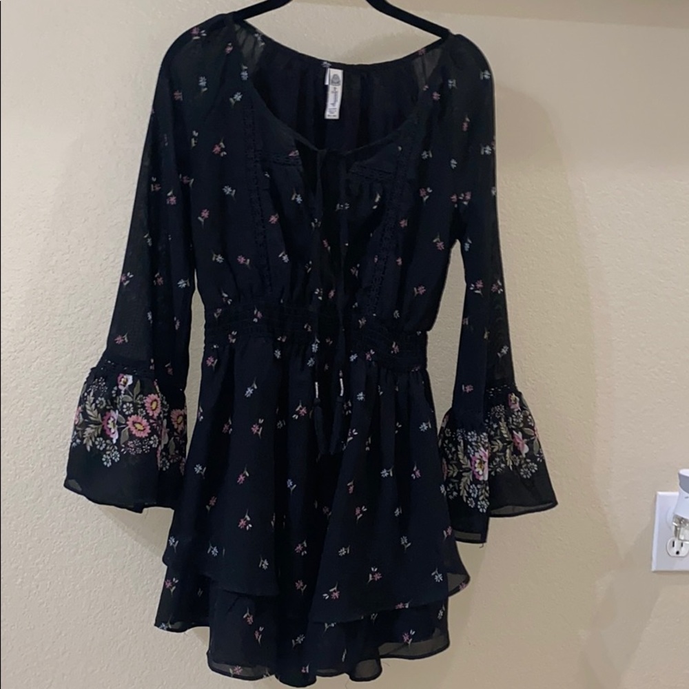 ♥️Like new American Rag cute flower flare dr…